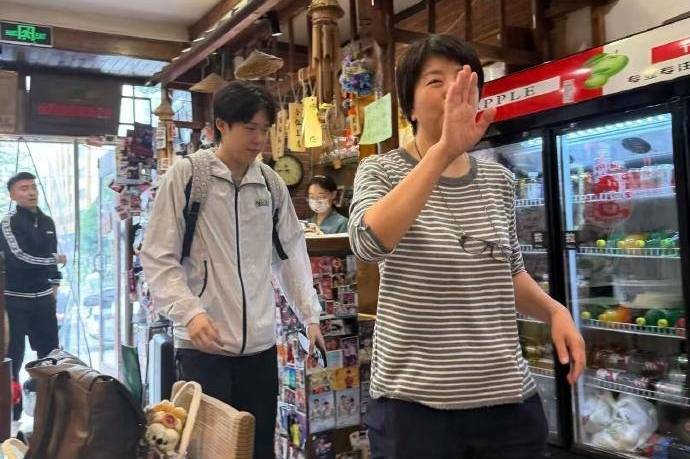 现场还有女, 凯还提着几 现场还有女, 凯还提着几